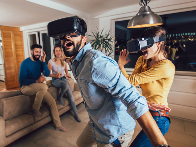 Person mit einer VR Brille