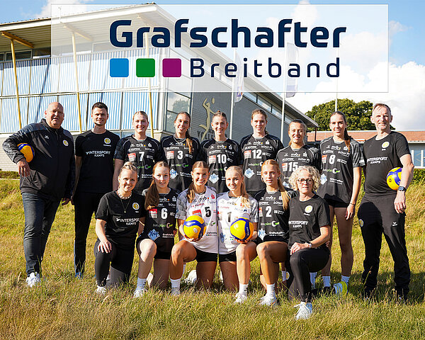 Eine Volleyballmannschaft posiert gemeinsam mit dem Logo von „Grafschafter Breitband“