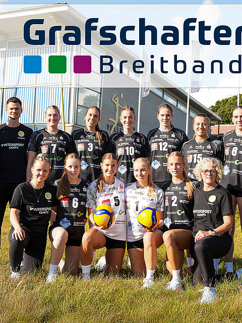 Eine Volleyballmannschaft posiert gemeinsam mit dem Logo von „Grafschafter Breitband“