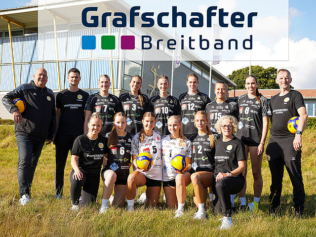 Eine Volleyballmannschaft posiert gemeinsam mit dem Logo von „Grafschafter Breitband“