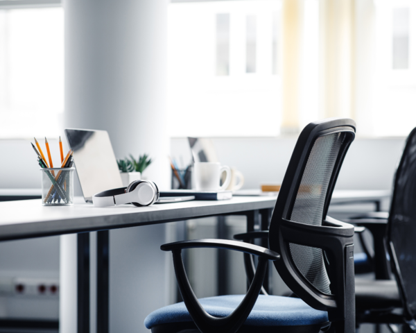 Moderne Arbeitsumgebung Moderner Arbeitsplatz mit Schreibtisch und Bürostuhl