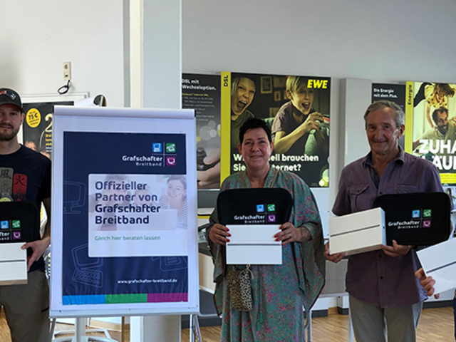 Gewinner stehen nebeneinander mit ihrem neuen IPAD