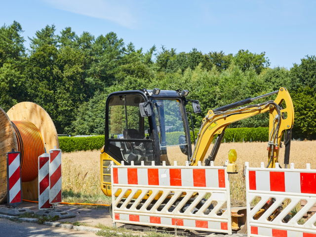 Baustelle mit Bagger und Absperrungen