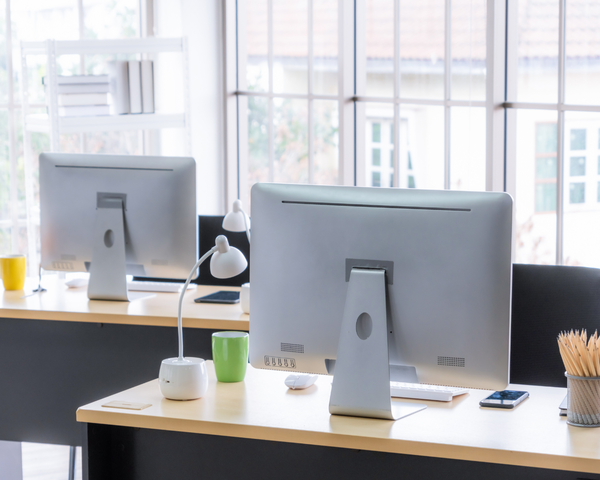 Moderner Arbeitsplatz im Unternehmen Moderne Büroarbeitsplätze mit Computern